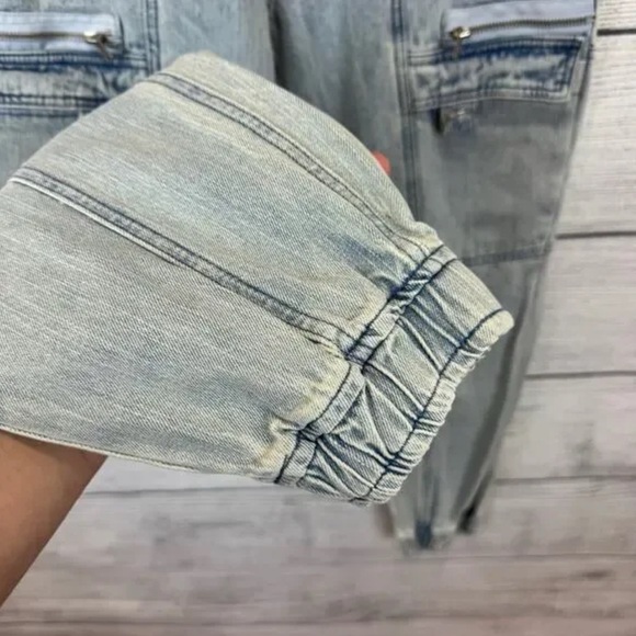 Hot Topic Women's Indigo Denim Side Chain Cargo Joggers - Picture 4 of 10